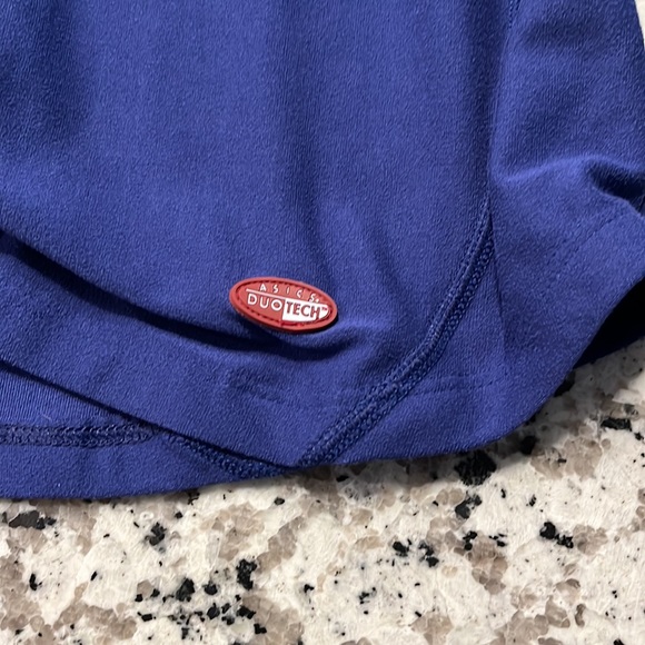 ASICS Large semi fitted running top. - Picture 4 of 6
